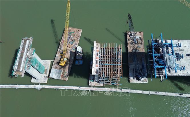 Nhà thầu thi công phần trụ phía thành phố Thủ Đức. Ảnh: Quốc Khánh - TTXVN