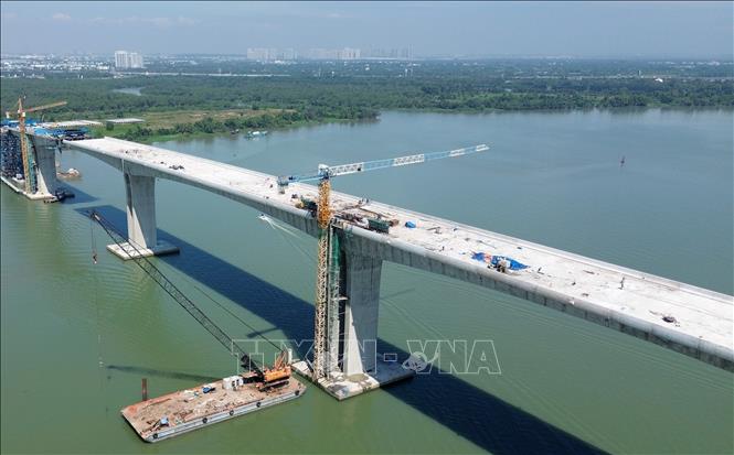 2 nhịp cầu chính đầu tiên bắc qua sông Đồng Nai đã được hợp long. Ảnh: Quốc Khánh - TTXVN