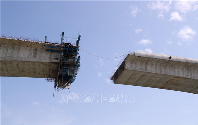 Những đốt cầu cuối cùng được nhà thầu gấp rút thi công. Ảnh: Quốc Khánh - TTXVN