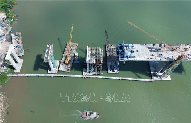 Nhà thầu thi công phần trụ phía thành phố Thủ Đức. Ảnh: Quốc Khánh - TTXVN