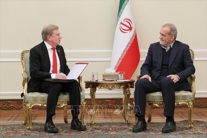 Tổng thống Iran Masoud Pezeshkian (phải) và Phó Thủ tướng phụ trách Giao thông vận tải của Nga Vitaly Savelyev tại cuộc gặp ở Tehran ngày 23/12/2024. Ảnh: IRNA/TTXVN