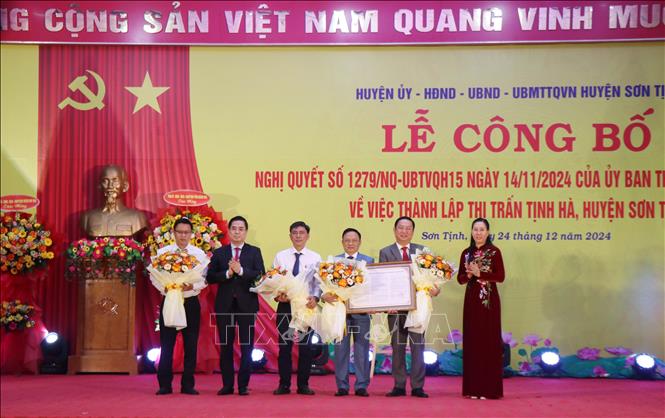 Lãnh đạo Tỉnh ủy Quảng Ngãi trao Nghị quyết thành lập thị trấn Tịnh Hà. Ảnh: Phạm Cường - TTXVN