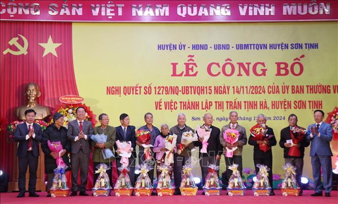 Huyện Sơn Tịnh tặng quà cho các Mẹ Việt Nam Anh hùng. Ảnh: Phạm Cường - TTXVN