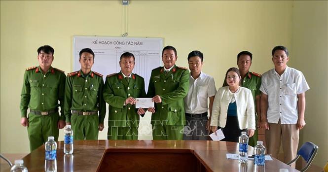 Chính quyền địa phương khen thưởng nóng cho lực lượng công an xã Đăk Rơ Ông. Ảnh: TTXVN phát