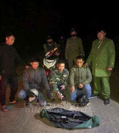 Lực lượng chức năng ngăn chặn nhóm đối tượng sử dụng vũ khí trái phép. Ảnh: TTXVN phát