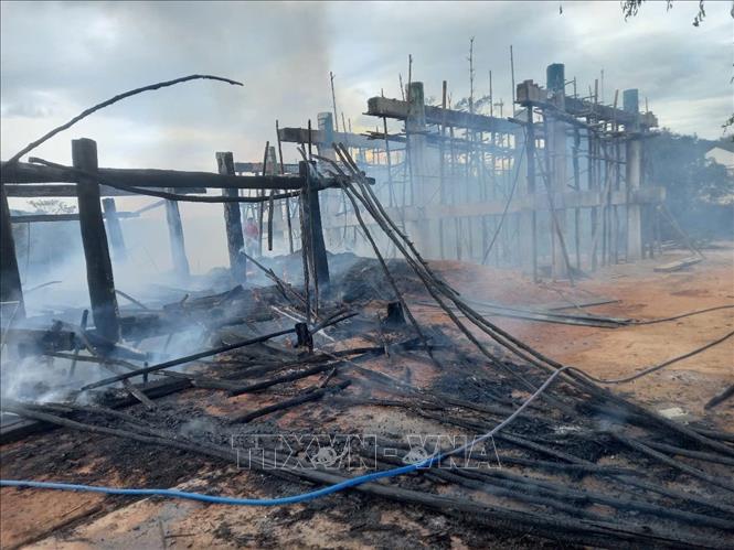 Cháy nhà rông tại thôn Kon Jong (xã Ngọk Réo, huyện Đăk Hà, tỉnh Kon Tum). Ảnh: TTXVN phát