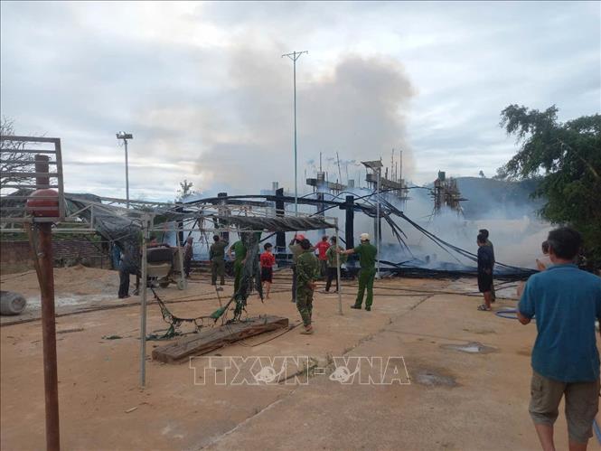 Cháy nhà rông tại thôn Kon Jong (xã Ngọk Réo, huyện Đăk Hà, tỉnh Kon Tum). Ảnh: TTXVN phát