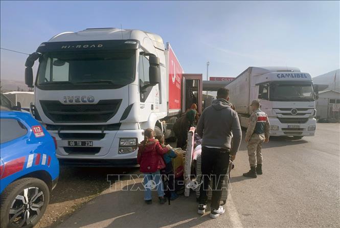 Người tị nạn Syria trở về nhà từ Thổ Nhĩ Kỳ tại cửa khẩu Cilvegozu ở tỉnh Hatay, Thổ Nhĩ Kỳ, ngày 18/12/2024. Ảnh: THX/TTXVN