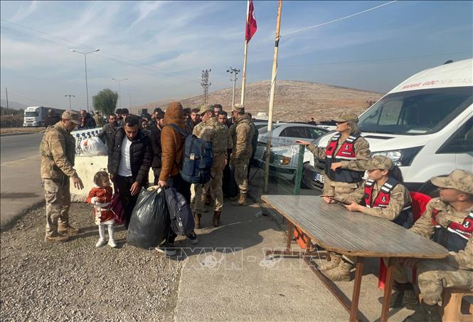 Người tị nạn Syria trở về nhà từ Thổ Nhĩ Kỳ tại cửa khẩu Cilvegozu ở tỉnh Hatay, Thổ Nhĩ Kỳ, ngày 18/12/2024. Ảnh: THX/TTXVN