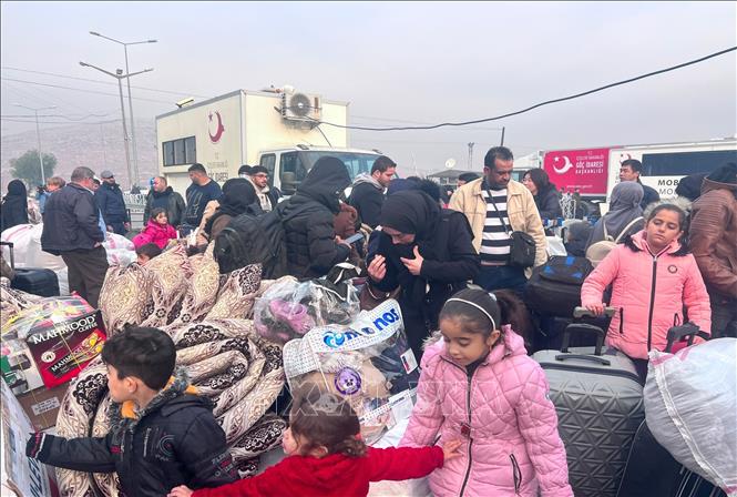 Người tị nạn Syria trở về nhà từ Thổ Nhĩ Kỳ tại cửa khẩu Cilvegozu ở tỉnh Hatay, Thổ Nhĩ Kỳ, ngày 12/12/2024. Ảnh: THX/TTXVN