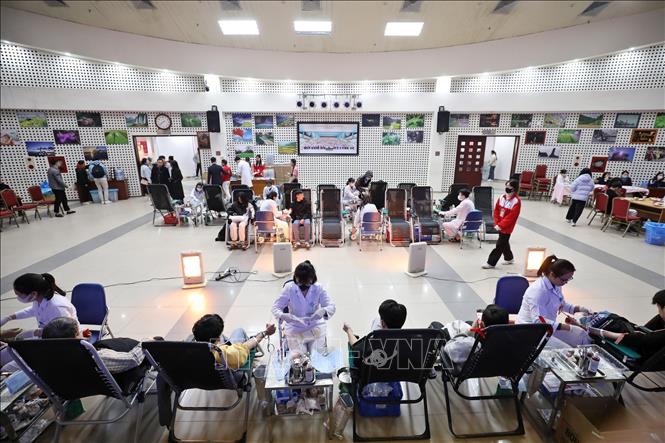 Tình nguyện viên đến hiến máu tại Viện Huyết học - Truyền máu Trung ương. Ảnh: Minh Quyết - TTXVN