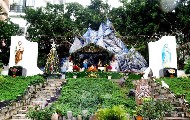 Christmas decorations and nativity scene at Hoa Ninh Parish, Quy Nhon City, Binh Dinh province. VNA Photo