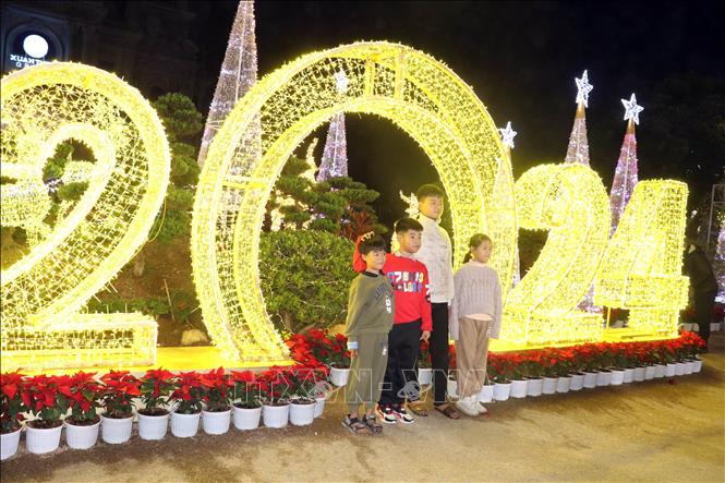 Locals in Ninh Binh province enjoy Christmas atmosphere. VNA Photo: Thùy Dung