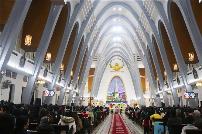 Catholic followers at Phu Cam Cathedral in Thua Thien - Hue province during Christmas Eve. VNA Photo: Tường Vi  