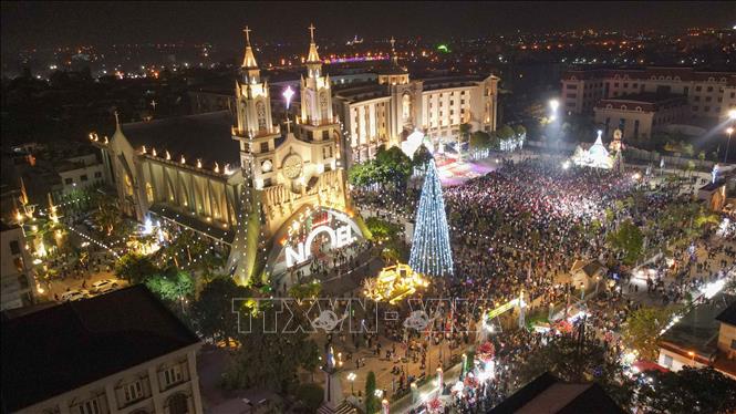 Local people in Thai Binh province flock to Thai Binh Cathedral Parish on Christmas Eve. VNA Photo