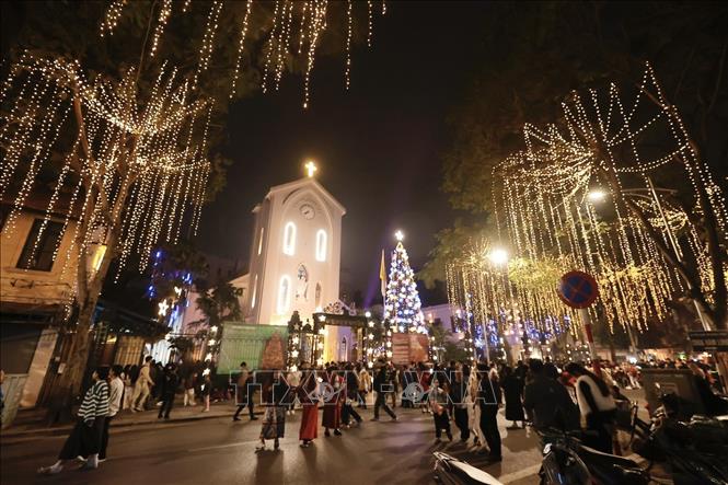 Hanoians come to Ham Long street to celebrate Christmas Eve. VNA Photo