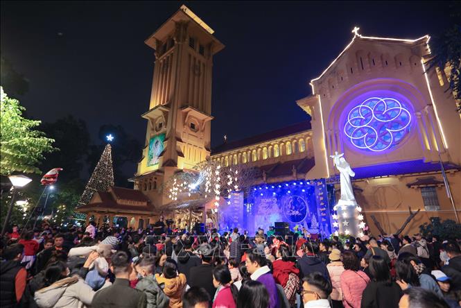 Hanoi people celebrate Christmas at Cua Bac church. VNA Photo