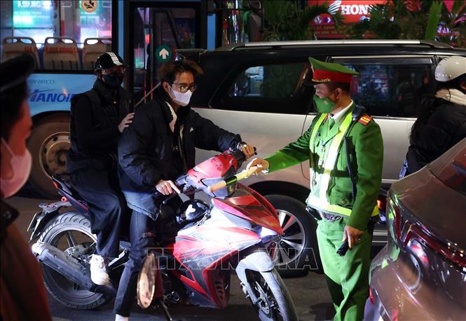 Một trường hợp vi phạm trật tự an toàn giao thông bị lực lượng Y18A 141H Công an quận Hà Đông phát hiện, kiểm tra và xử lý. Ảnh: Phạm Kiên - TTXVN