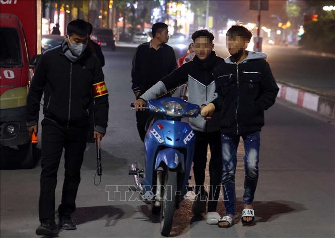 Một trường hợp vi phạm trật tự an toàn giao thông bị lực lượng Y30 141H Công an huyện Chương Mỹ phát hiện và xử lý. Ảnh: Phạm Kiên - TTXVN