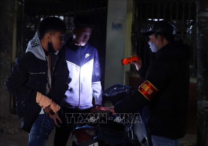 Một trường hợp vi phạm trật tự an toàn giao thông bị lực lượng Y30 141H Công an huyện Chương Mỹ phát hiện và xử lý. Ảnh: Phạm Kiên - TTXVN