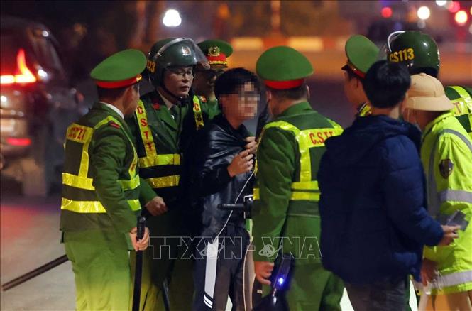 Một trường hợp thanh thiếu niên vi phạm trật tự an toàn giao thông có hành vi chống đối, không chấp hành hiệu lệnh của lực lượng chức năng đã bị tổ công tác Y30 141H Công an huyện Chương Mỹ bắt giữ. Ảnh: Phạm Kiên - TTXVN