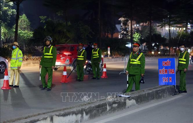 Tổ công tác Y30 141H Công an huyện Chương Mỹ lập chốt kiểm tra đảm bảo an ninh trật tự trong đêm Giáng sinh. Ảnh: Phạm Kiên - TTXVN