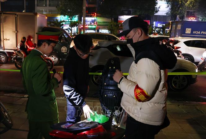 Tổ công tác Y18A 141H Công an quận Hà Đông kiểm tra và phát hiện xử lý nhiều trường hợp vi phạm trật tự an toàn giao thông. Ảnh: Phạm Kiên - TTXVN