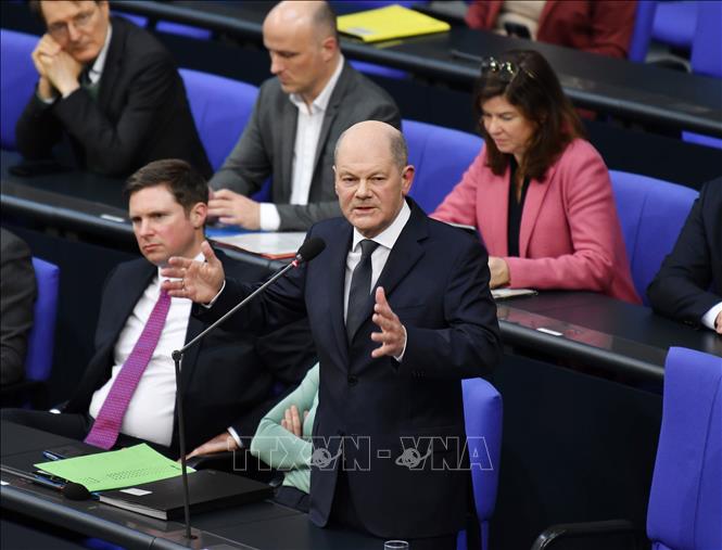 Ngày 16/12/2024, Thủ tướng Chính phủ Liên bang Đức Olaf Scholz đã yêu cầu Quốc hội Liên bang nước này bỏ phiếu tín nhiệm đối với Chính phủ thiểu số do ông lãnh đạo. Kết quả cho thấy Chính phủ Đức chỉ nhận được 207 phiếu ủng hộ, 394 phiếu phản đối và 116 phiếu trắng. Điều này đồng nghĩa với việc Chính phủ không nhận được số phiếu tín nhiệm quá bán và Thủ tướng Scholz sẽ phải yêu cầu Tổng thống Liên bang Frank-Walter Steinmeier giải tán Quốc hội để tổ chức bầu cử sớm. Ảnh: THX/TTXVN