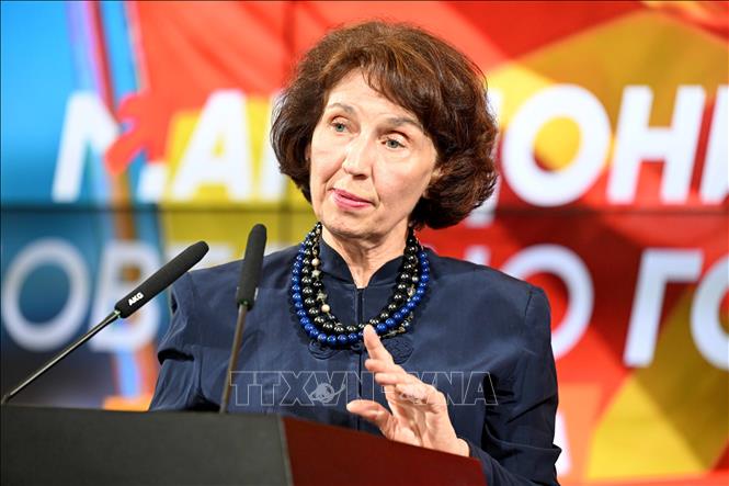 Ngày 8/5/2024, Ủy ban Bầu cử Bắc Macedonia công bố kết quả sơ bộ vòng 2 cuộc bầu cử Quốc hội và Tổng thống, theo đó đảng VMRO-DPMNE đối lập theo đường lối cánh hữu đã giành chiến thắng. Theo kết quả kiểm 72% số phiếu bầu Quốc hội, đảng VMRO-DPMNE đối lập giành được 42% số phiếu bầu. Trong khi đó, kết quả kiểm 87% số phiếu bầu Tổng thống cho thấy ứng cử viên Gordana Siljanovska-Davkova (ảnh) của đảng VMRO-DPMNE giành được 65% số phiếu. Ảnh: THX/TTXVN