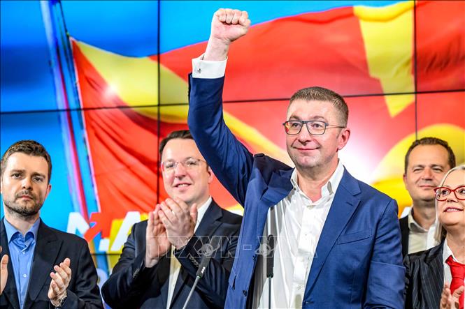 Ngày 8/5/2024, Ủy ban Bầu cử Bắc Macedonia công bố kết quả sơ bộ vòng 2 cuộc bầu cử Quốc hội và Tổng thống, theo đó đảng VMRO-DPMNE đối lập theo đường lối cánh hữu đã giành chiến thắng. Trong ảnh: Lãnh đạo đảng VMRO-DPMNE Hristijan Mickoski (thứ 3, trái) trong cuộc họp báo tại Skopje, sau khi kết quả sơ bộ vòng 2 cuộc bầu cử Quốc hội và Tổng thống được công bố ngày 8/5/2024. Ảnh: THX/TTXVN