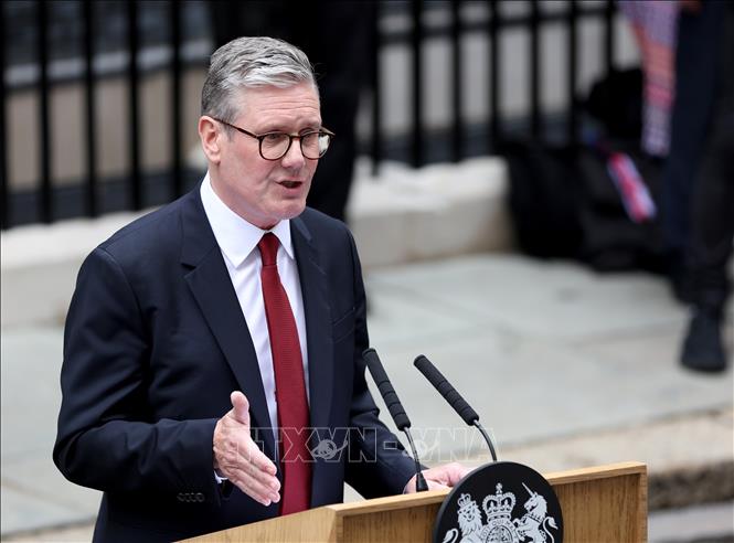 Ngày 5/7/2024, ông Keir Starmer, lãnh đạo Công đảng Anh, đã chính thức trở thành Thủ tướng mới của nước này sau khi diện kiến Vua Charles III tại Cung điện Buckingham ở thủ đô London. Đảng của ông Keir Starmer đã giành chiến thắng vang dội trong cuộc tổng tuyển cử diễn ra cùng ngày tại Anh với 412 trong tổng số 650 ghế tại Hạ viện. Ảnh: THX/TTXVN