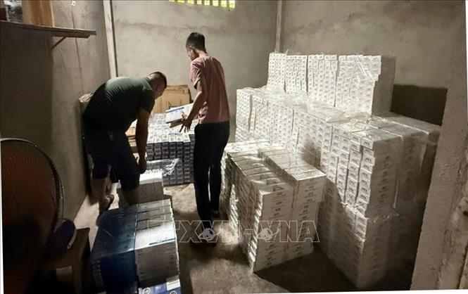 Lực lượng Công an Đồng Nai kiểm tra kho chứa thuốc lá điếu nhập lậu tại phường Thống Nhất, thành phố Biên Hòa. Ảnh: TTXVN phát
