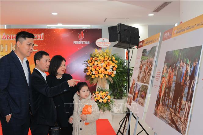 Đại biểu tham quan trưng bày các tác phẩm xuất sắc đoạt Giải ảnh báo chí Khoảnh khắc Vàng lần thứ 7. Ảnh: Hoàng Hiếu - TTXVN