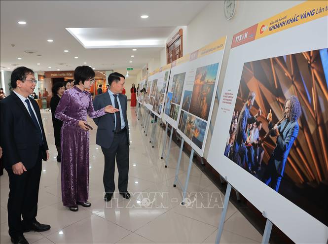Đại biểu tham quan trưng bày các tác phẩm xuất sắc đoạt Giải ảnh báo chí Khoảnh khắc Vàng lần thứ 7. Ảnh: Hoàng Hiếu - TTXVN