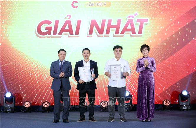 Tổng Giám đốc TTXVN Vũ Việt Trang và Phó Chủ tịch thường trực Hội Nhà báo Việt Nam Nguyễn Đức Lợi trao 2 giải Nhất cho các tác giả Phạm Tuấn Anh (Hà Nội) với tác phẩm ảnh đơn 