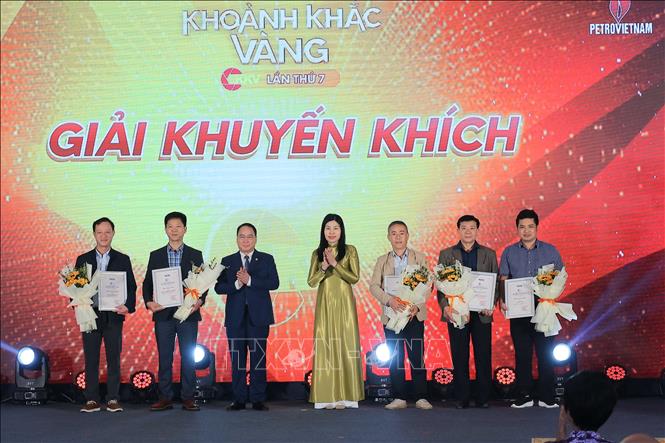 Các tác giả nhận giải Khuyến khích. Ảnh: Hoàng Hiếu - TTXVN