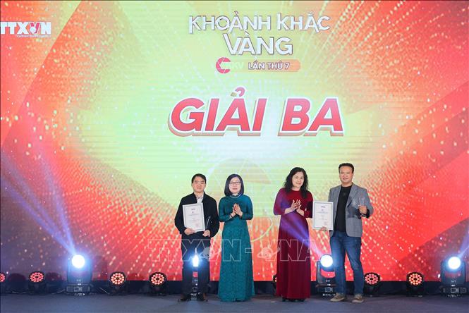 Các tác giả nhận giải Ba. Ảnh: Hoàng Hiếu - TTXVN