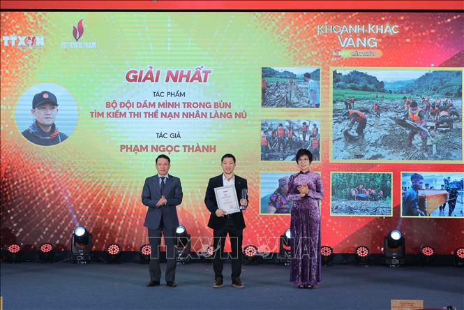 Tác giả Phạm Ngọc Thành (Hà Nội) nhận giải Nhất với tác phẩm ảnh bộ 