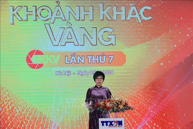 Tổng giám đốc Vũ Việt Trang, Chủ tịch Liên chi hội Nhà báo TTXVN, Chủ tịch Hội đồng Giải ảnh báo chí Khoảnh khắc Vàng lần thứ 7 phát biểu. Ảnh: Hoàng Hiếu - TTXVN