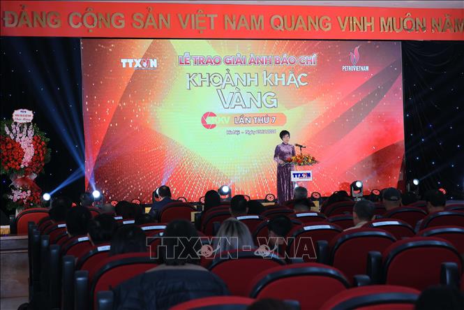Tổng giám đốc Vũ Việt Trang, Chủ tịch Liên chi hội Nhà báo TTXVN, Chủ tịch Hội đồng Giải ảnh báo chí Khoảnh khắc Vàng lần thứ 7 phát biểu. Ảnh: Hoàng Hiếu - TTXVN