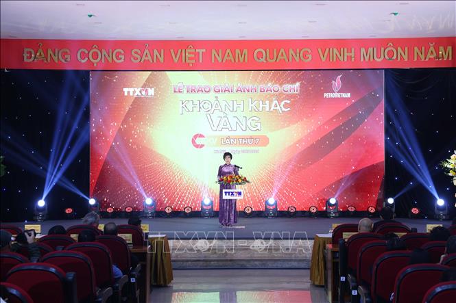 Tổng giám đốc Vũ Việt Trang, Chủ tịch Liên chi hội Nhà báo TTXVN, Chủ tịch Hội đồng Giải ảnh báo chí Khoảnh khắc Vàng lần thứ 7 phát biểu. Ảnh: Phạm Kiên - TTXVN