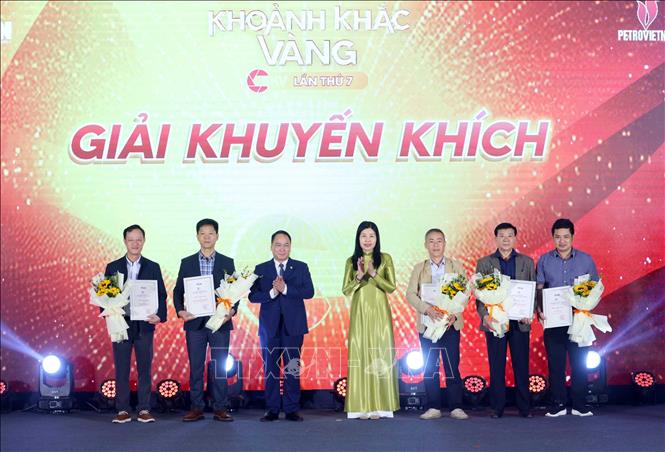 Trao giải Khuyến khích cho các tác giả. Ảnh: Phạm Kiên - TTXVN