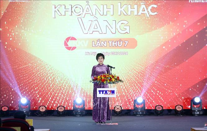Tổng giám đốc Vũ Việt Trang, Chủ tịch Liên chi hội Nhà báo TTXVN, Chủ tịch Hội đồng Giải ảnh báo chí Khoảnh khắc Vàng lần thứ 7 phát biểu. Ảnh: Hoàng Hiếu - TTXVN