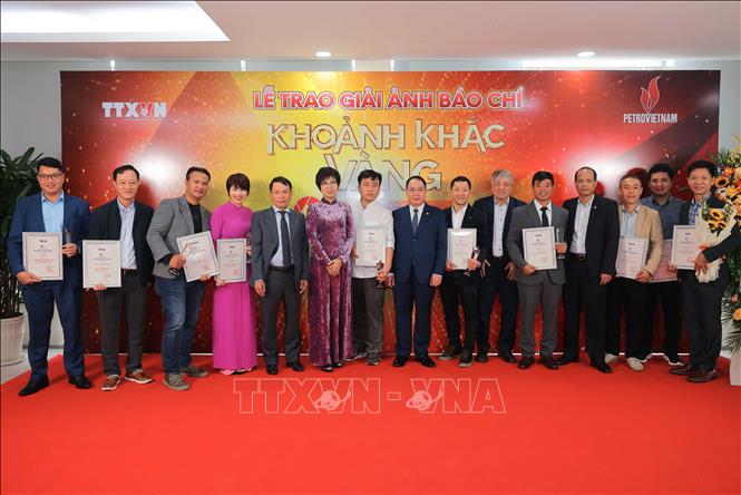 Đại biểu với các tác giả đạt Giải ảnh báo chí Khoảnh khắc Vàng lần thứ 7. Ảnh: Hoàng Hiếu - TTXVN