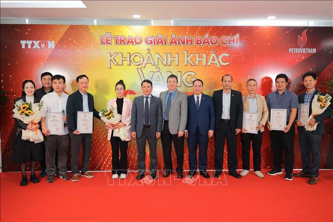 Đại biểu với các tác giả đạt Giải ảnh báo chí Khoảnh khắc Vàng lần thứ 7. Ảnh: Hoàng Hiếu - TTXVN