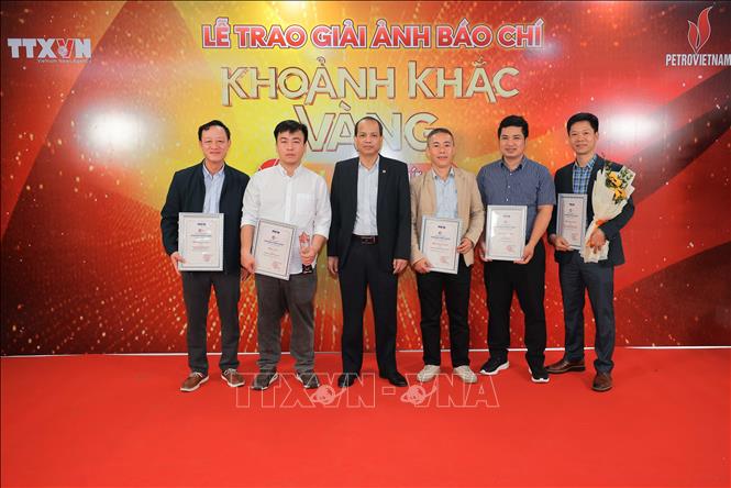 Các tác giả nhận Giải ảnh báo chí Khoảnh khắc Vàng lần thứ 7. Ảnh: Hoàng Hiếu - TTXVN