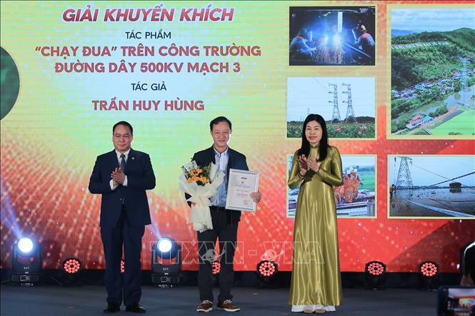 Tác giả Trần Huy Hùng (Hà Nội) nhận giải Khuyến khích với tác phẩm ảnh bộ