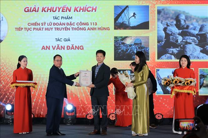 Tác giả An Văn Đăng (Hà Nội) nhận giải Khuyến khích với tác phẩm ảnh bộ 