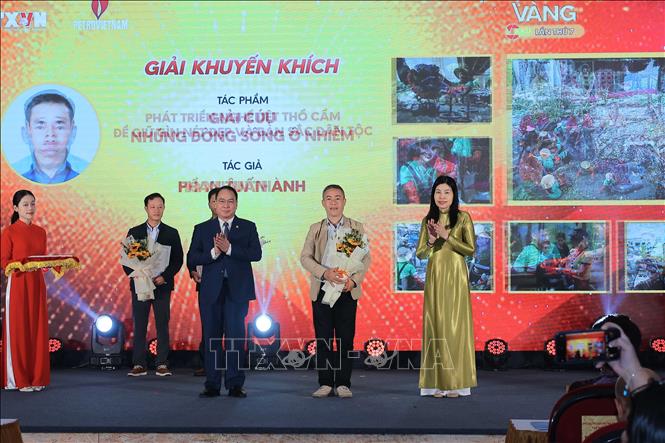 Tác giả Phan Tuấn Anh (Hà Nội) nhận giải Khuyến khích với tác phẩm ảnh bộ 
