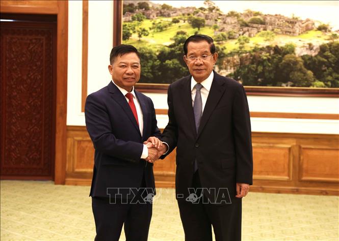Chủ tịch Thượng viện Campuchia, Chủ tịch Đảng Nhân dân Campuchia (CPP) Samdech Techo Hun Sen (phải) tiếp Đại sứ Nguyễn Huy Tăng tại trụ sở Thượng viện Campuchia. Ảnh: Huỳnh Thảo - PV TTXVN tại Campuchia